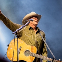 Alan Jackson Performs to SOLD OUT KFC YUM! Center in Louisville, KY.